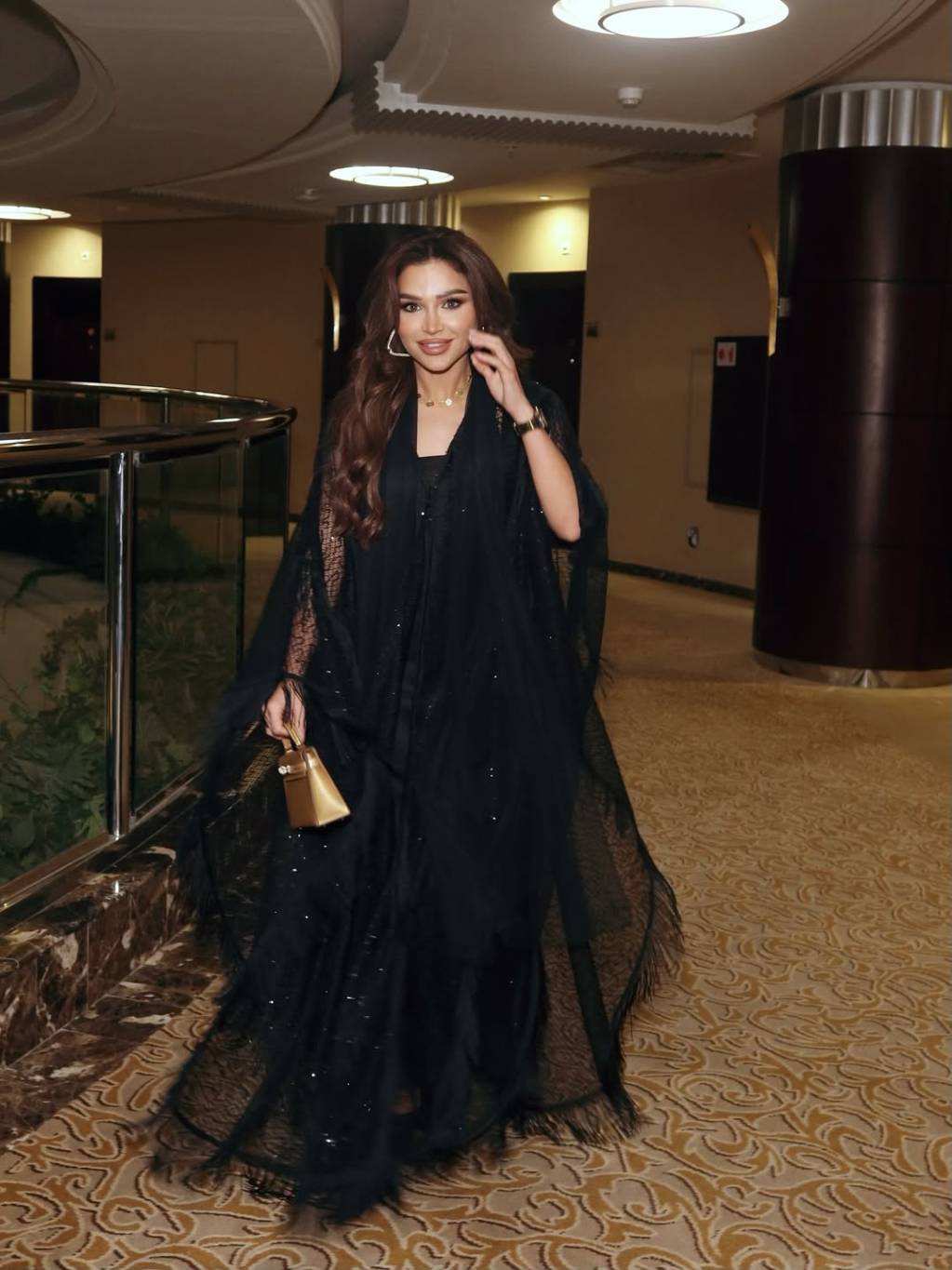 نهى نبيل تتألق بعباءة سوداء أنثوية تجمع بين الرقي والعصرية