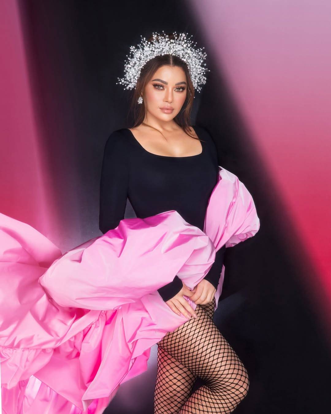 هيفاء وهبي تخطف الأنظار بإطلالة جريئة من Maison Charis وتضيف لمستها المسرحية