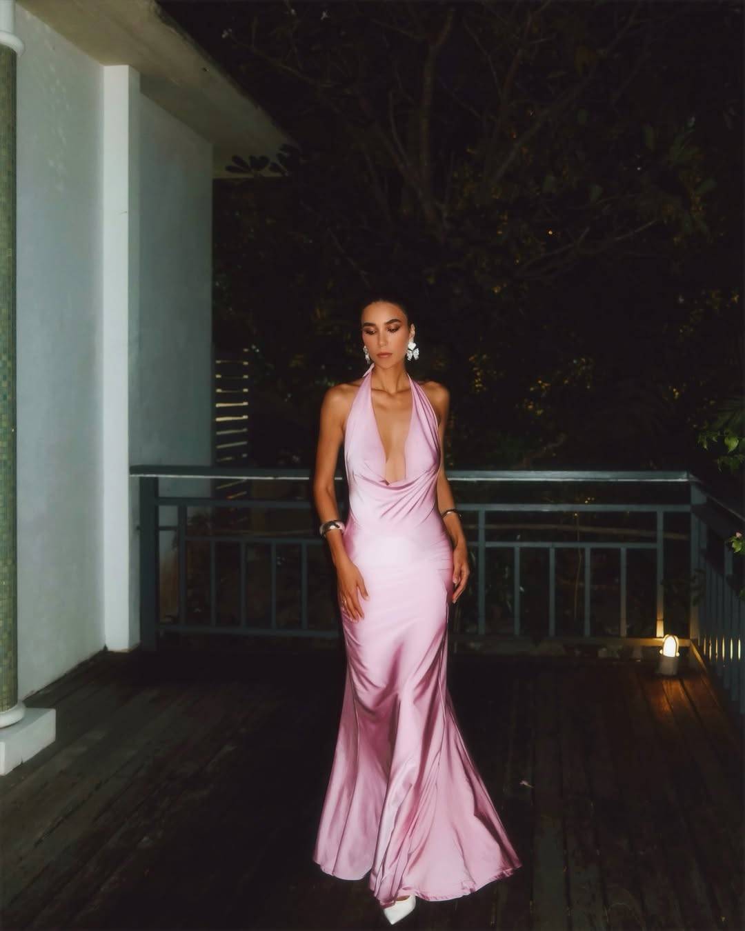 نادين عبد العزيز: أناقة صيفية بفستان من الساتان الزهري الفاتح