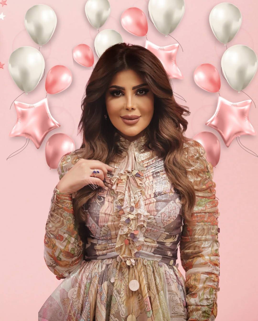 إلهام الفضالة في يوم ميلادها بإطلالة أنثوية لافتة بنقشات باستيلية