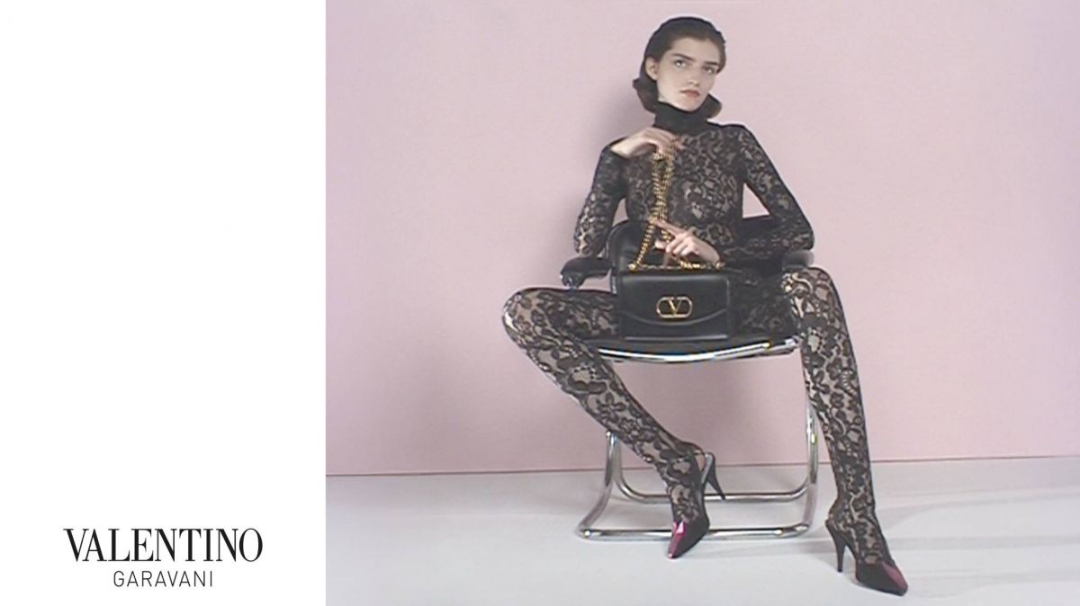 حقيبة Valentino Garavani Vain: تصاميم عملية بلمسات ساحرة