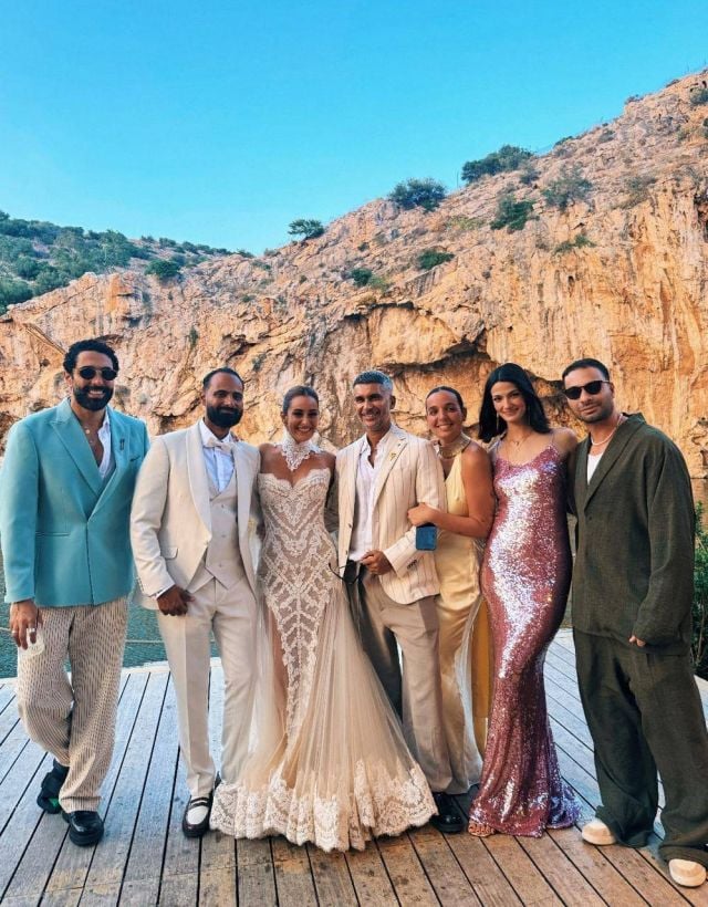 إطلالات النجمات في زفاف أمينة خليل الثاني في اليونان