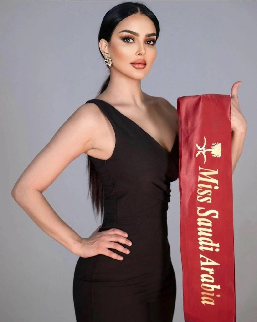 رومي القحطاني ملكة جمال السعودية تضج أنوثةً بالأسود