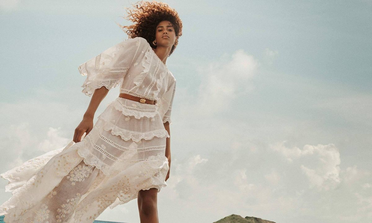 موضة الفساتين الفضفاضة: الأناقة والراحة في أجواء البحر