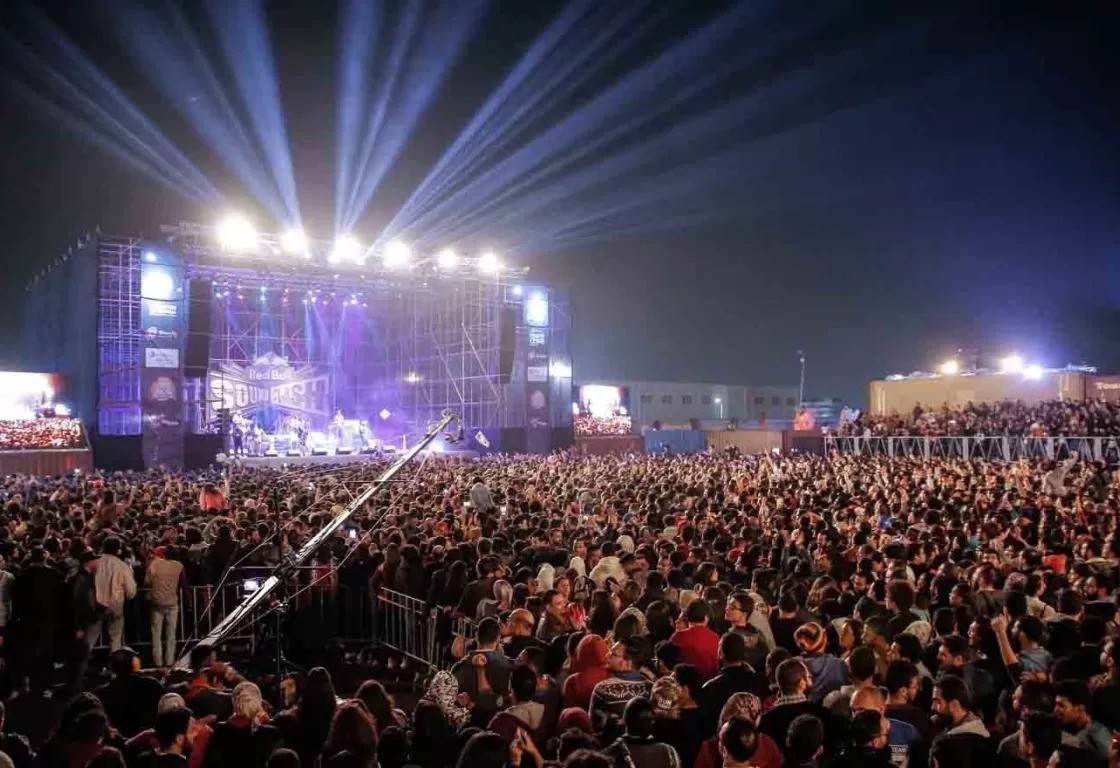 زوجة مطرب شعبي تستغيث بعد تعنيفه لها وهو يردّ (فيديو)