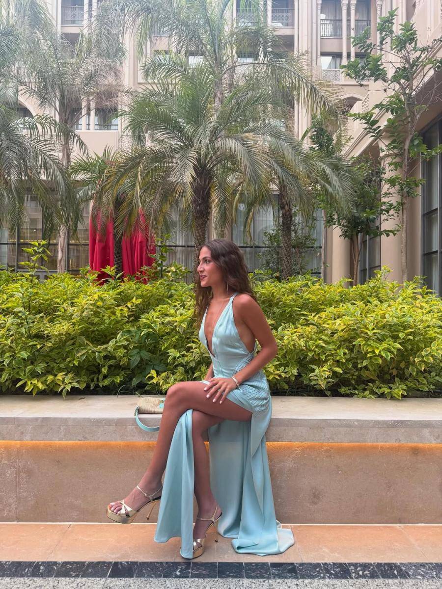 كنزي دياب تضج أنوثةً بفستان الساتان