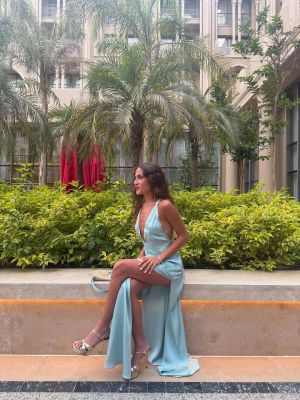 كنزي دياب تضج أنوثةً بفستان الساتان