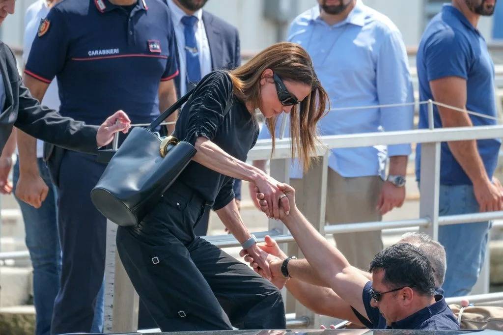 الملكة رانيا وولي العهد الحسين والأميرة رجوى والأميرة إيمان يصلون البندقية لحضور زفاف جيف بيزوس ولورين سانشيز