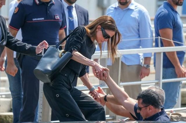 الملكة رانيا وولي العهد الحسين والأميرة رجوى والأميرة إيمان يصلون البندقية لحضور زفاف جيف بيزوس ولورين سانشيز الملكة رانيا وولي العهد الحسين والأميرة رجوى والأميرة إيمان يصلون البندقية لحضور زفاف جيف بيزوس ولورين سانشيز