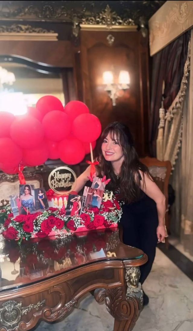نيرمين الفقي مع تورتة عيد ميلادها