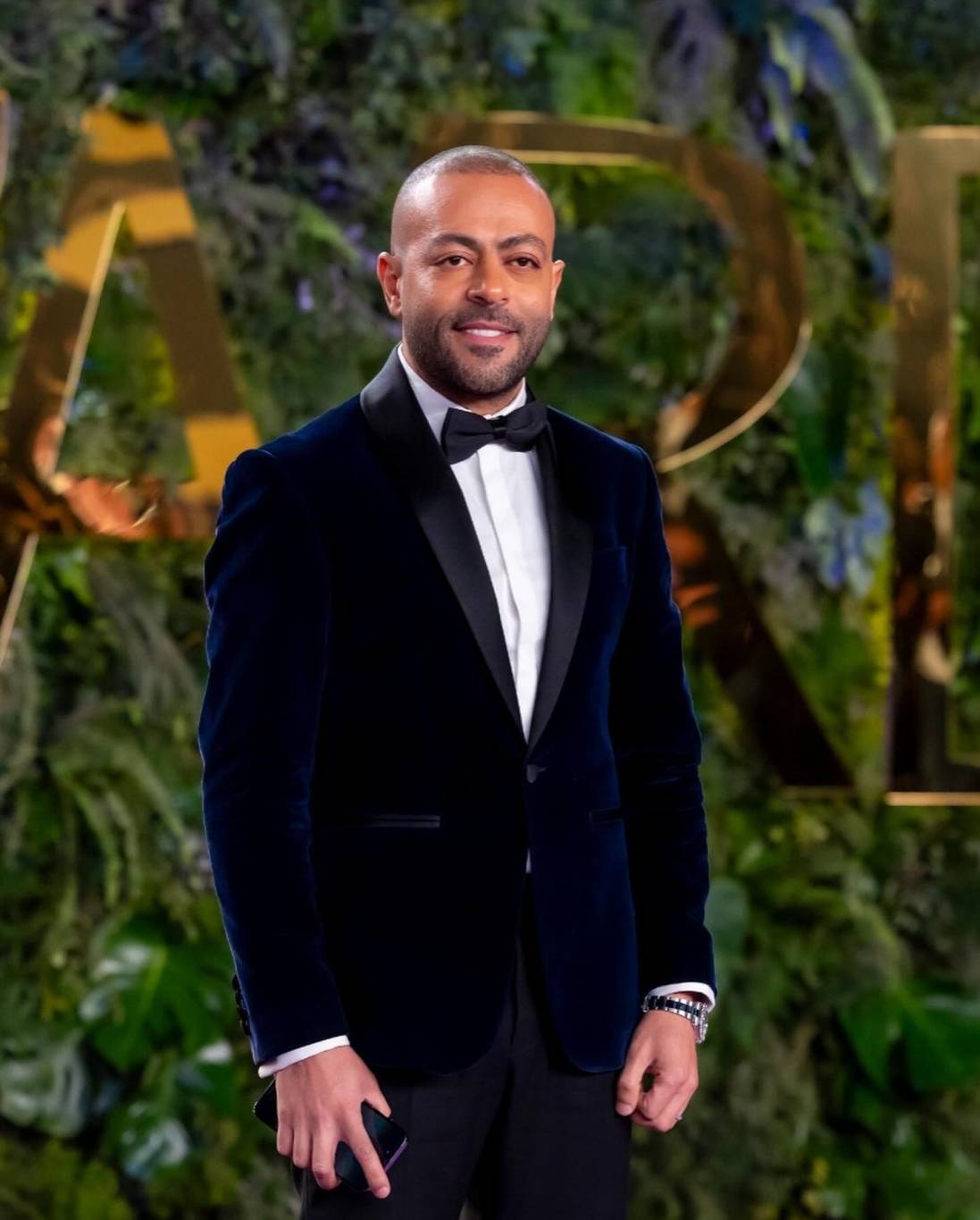 تامر عاشور يكشف سبب غنائه بالعكّاز (فيديو)