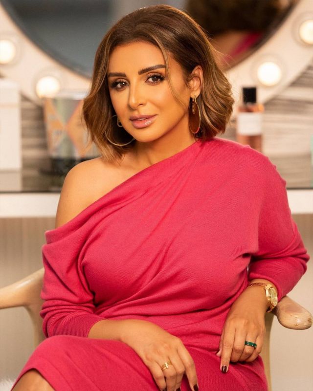 أنغام بموقف إنساني في حفلها بالكويت (فيديو) أنغام بموقف إنساني في حفلها بالكويت (فيديو)