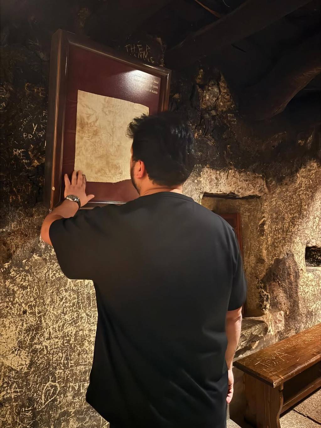 مغنٍ لبناني يرمي دمية Labubu الشهيرة على الجمهور!