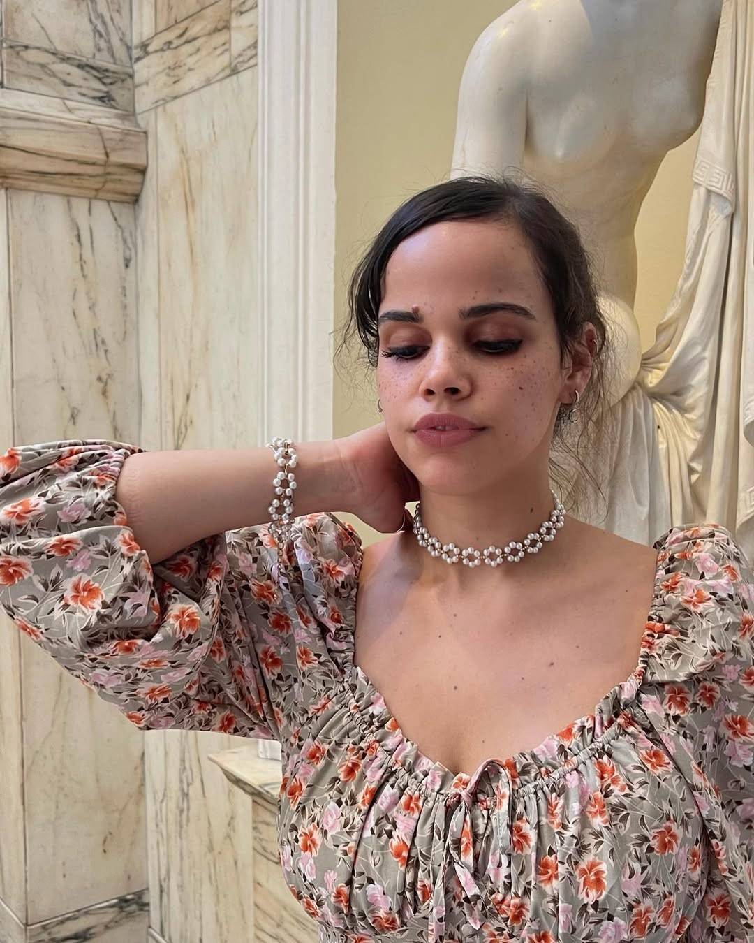 نور عمرو دياب تثير حيرة الجمهور بفيديو يدعم ألبوم والدها