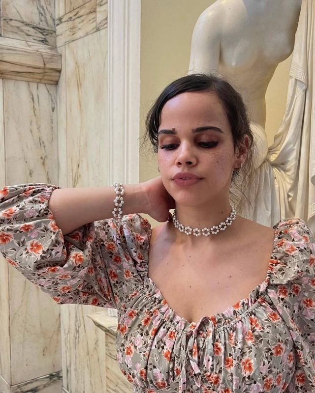 نور عمرو دياب تثير حيرة الجمهور بفيديو يدعم ألبوم والدها