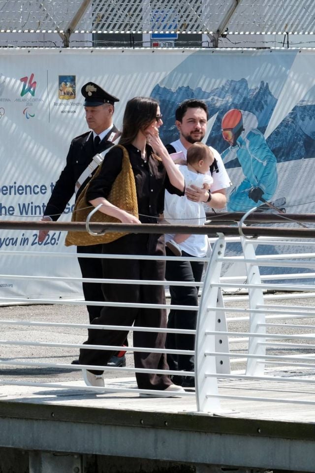 الأمير الحسين والأميرة رجوة وابنتهما الأميرة إيمان الصغيرة