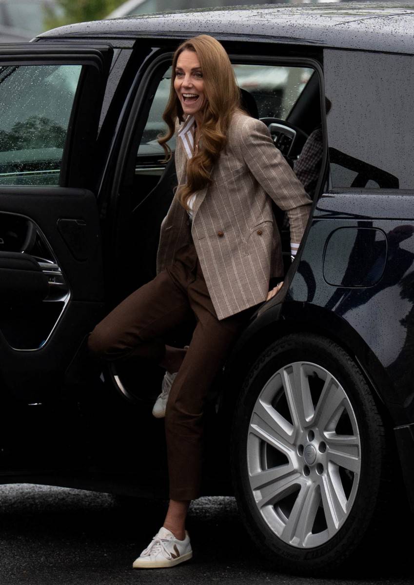 كيت ميدلتون تكشف المزيد عن إصابتها بالسرطان بإطلالة مخطّطة من Ralph Lauren