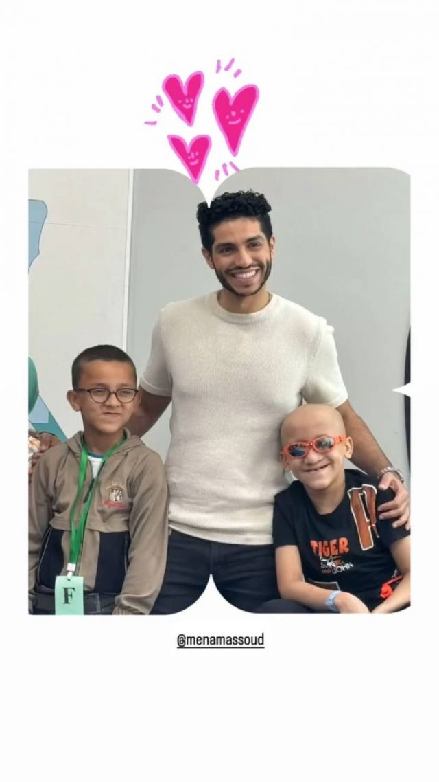 مينا مسعود مع طفلين من أطفال المستشفى