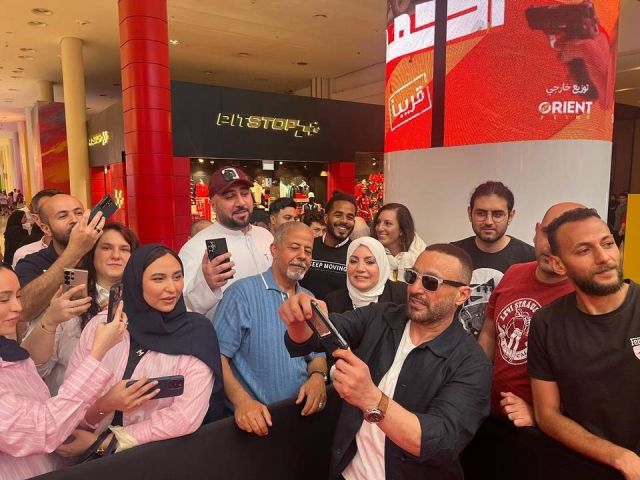 أحمد السقا مع الجمهور في دبي 