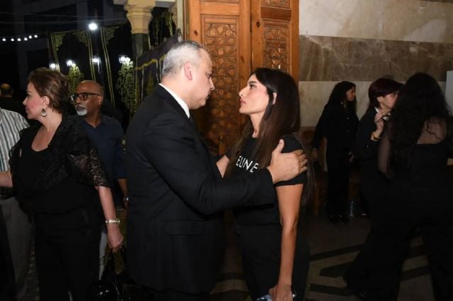 زينة تواسي خطيبها السابق تامر عبد المنعم في عزاء والده (صور)