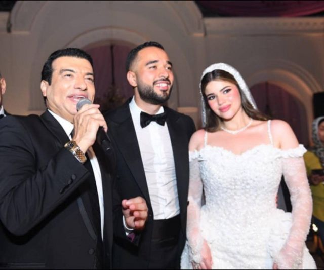 إيهاب توفيق يغني للعروسين