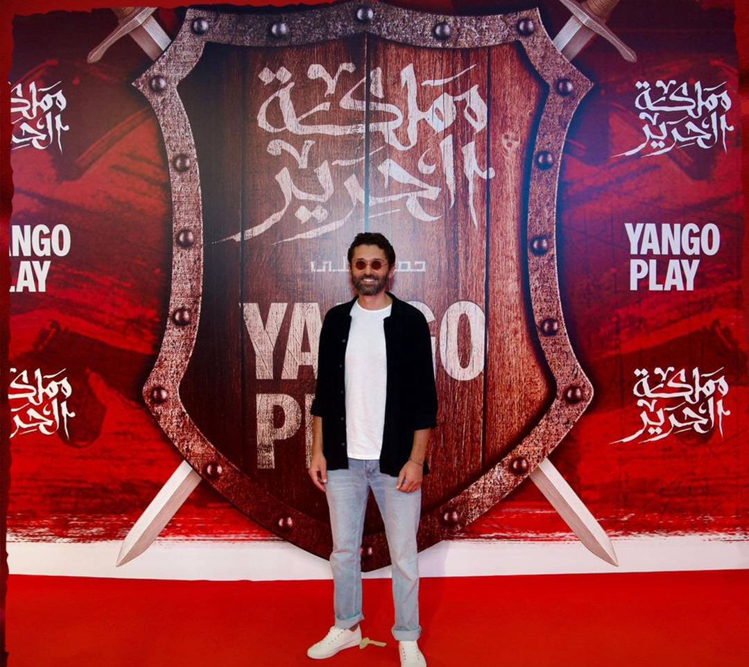 كريم محمود عبدالعزيز يحتفل بمسلسله.. وغياب زوجته يثير التساؤلات (صور)