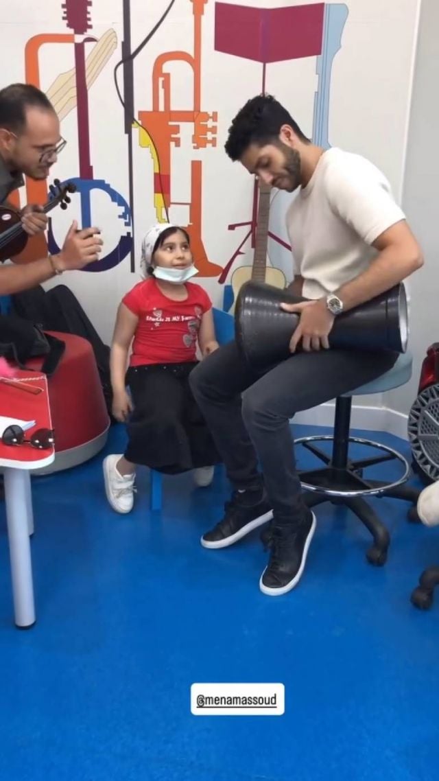 مينا مسعود يداعب إحدى الفتيات