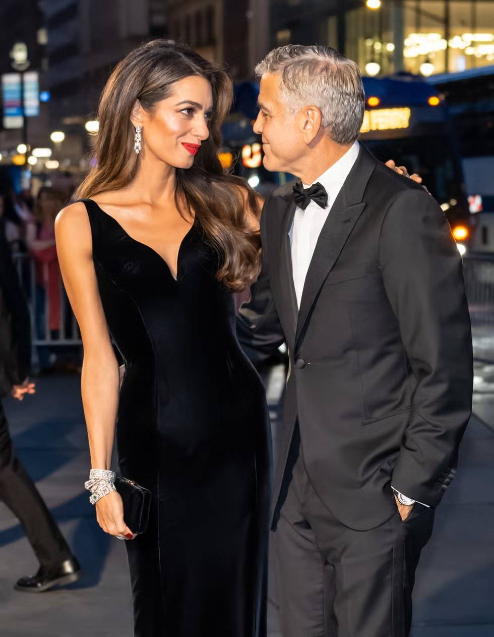 أمل كلوني بأناقة ملكية في قصر باكنغهام