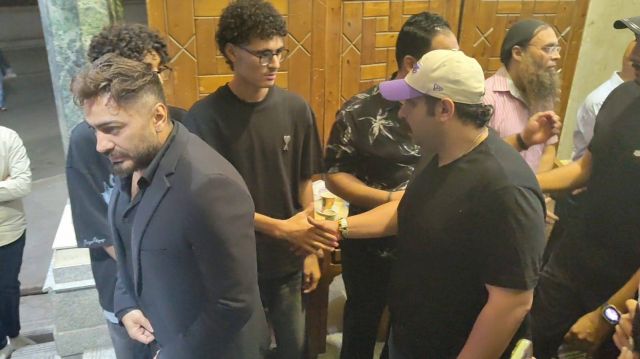 تامر حسني ومحمد ثروت يقدمان واجب العزاء