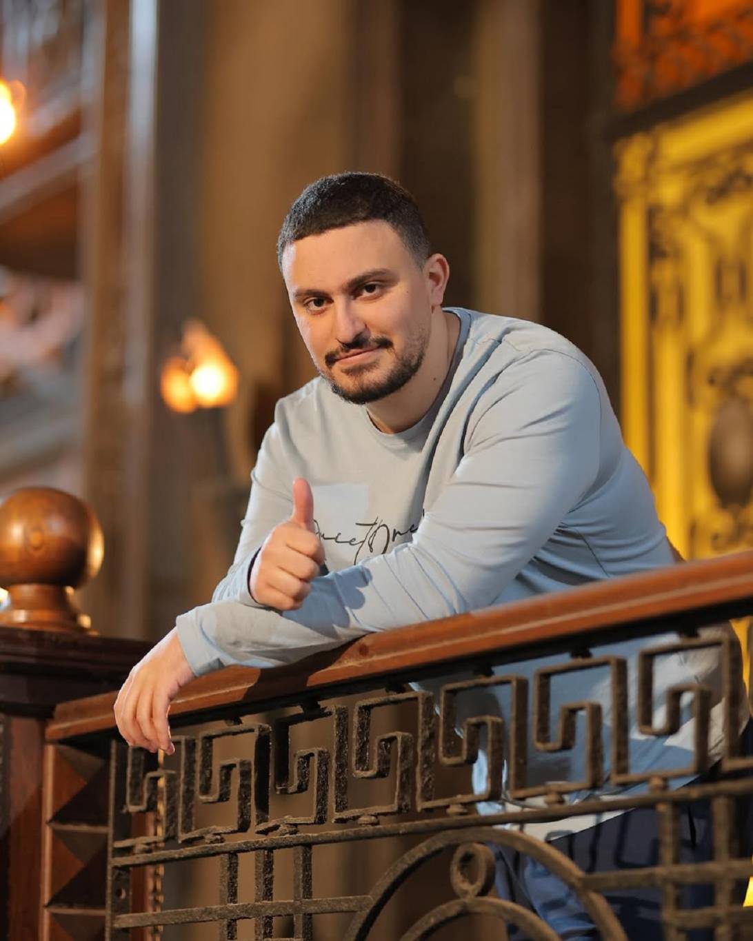 نجل أحمد السقا يثير الجدل بتهنئة والده بعد أزمة والدته