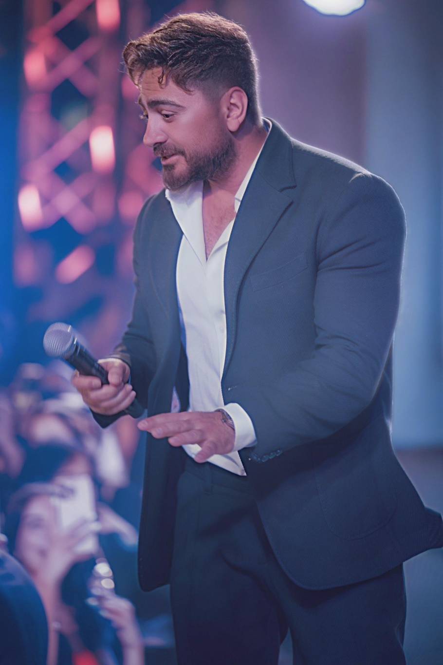 تامر حسني يلبّي طلب جمهوره