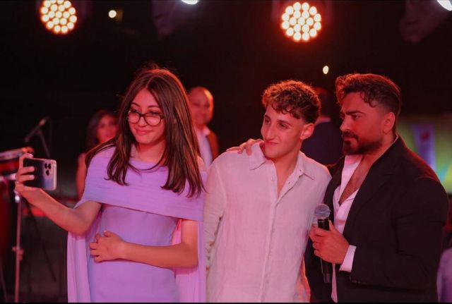 معجبو تامر يلتقطون معه صورة سيلفي