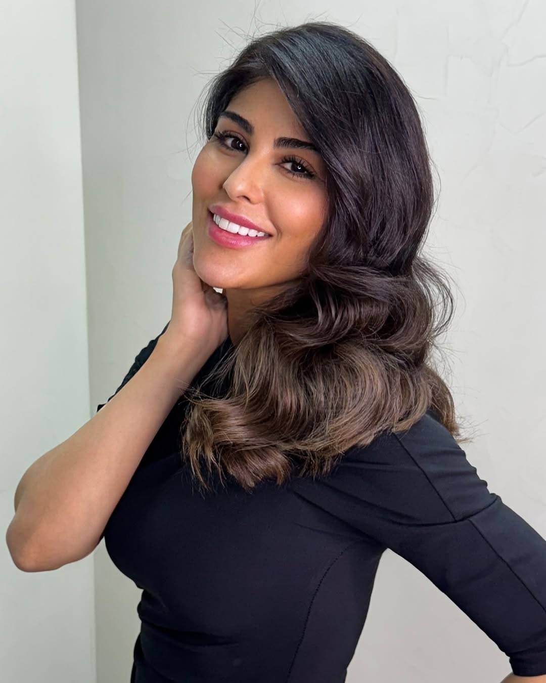 زارا البلوشي تثير الجدل بإطلالتها الصيفية المكشوفة