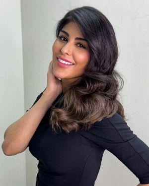 زارا البلوشي تثير الجدل بإطلالتها الصيفية المكشوفة