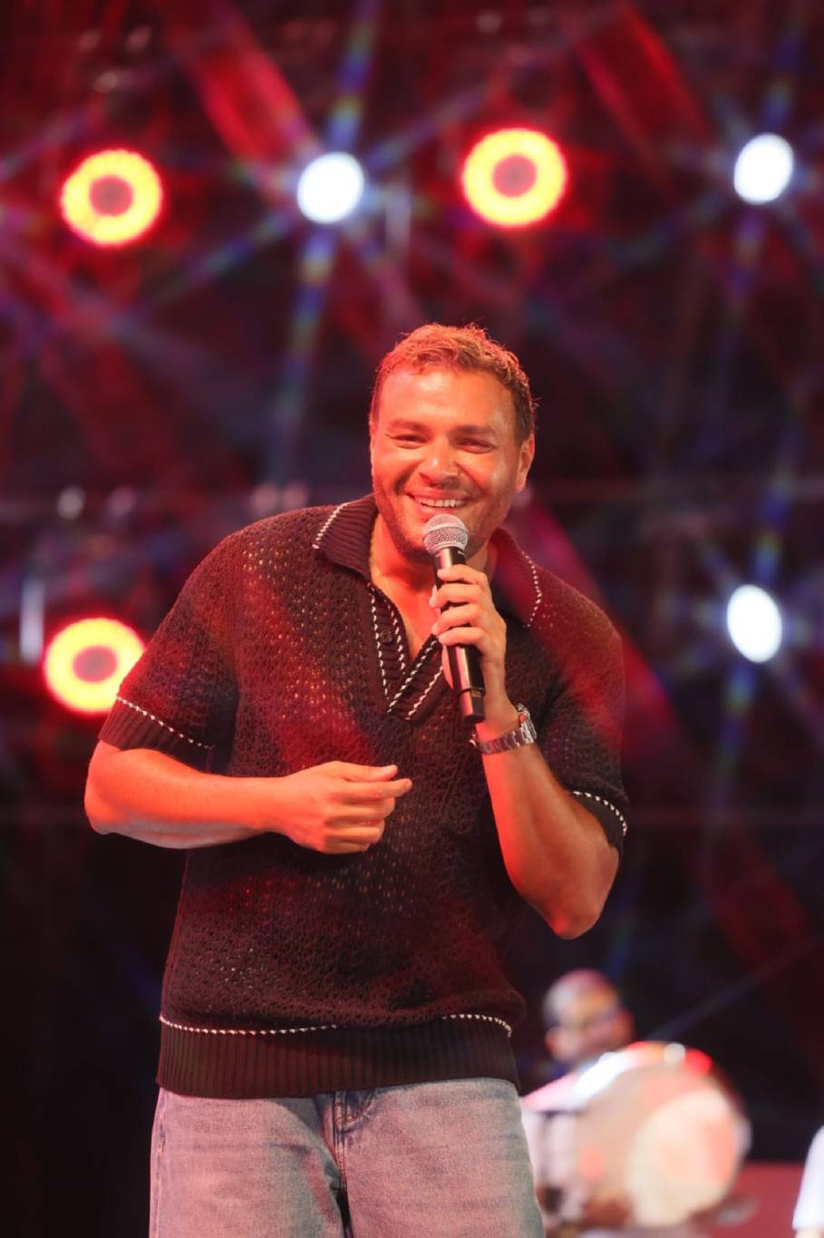 رامي صبري يمازح الجمهور رامي صبري يمازح الجمهور