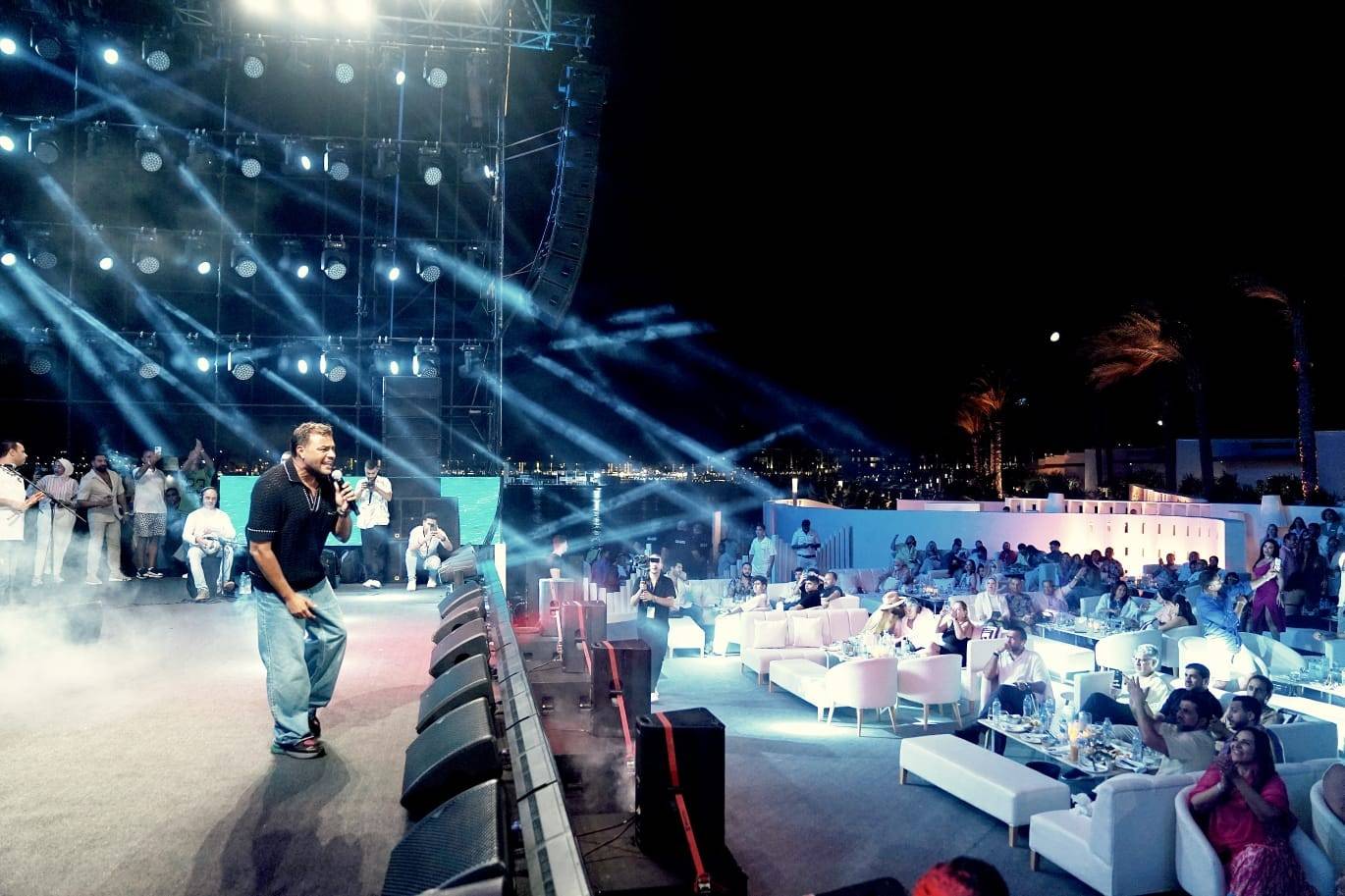 رامي صبري مع جمهور الحفل رامي صبري مع جمهور الحفل