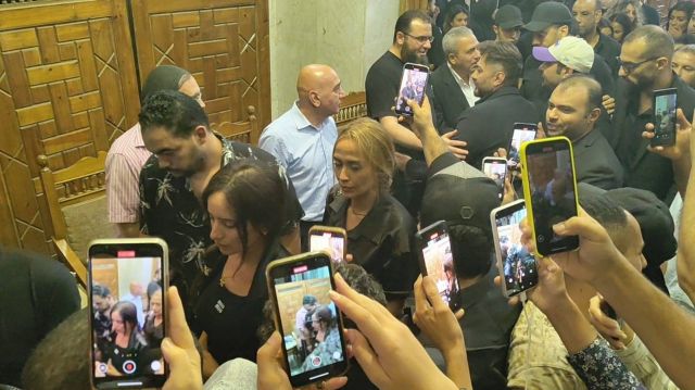 لحظة وصول زينة ومغادرة تامر حسني العزاء