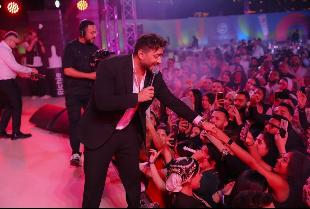 تامر حسني يحيي أولى حفلاته بمصر بعد شفاء نجله (صور)