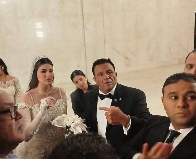 محمد فؤاد يبكي في زفاف ابنته الحسناء.. والجمهور يتفاعل (فيديو) | Laha Magazine