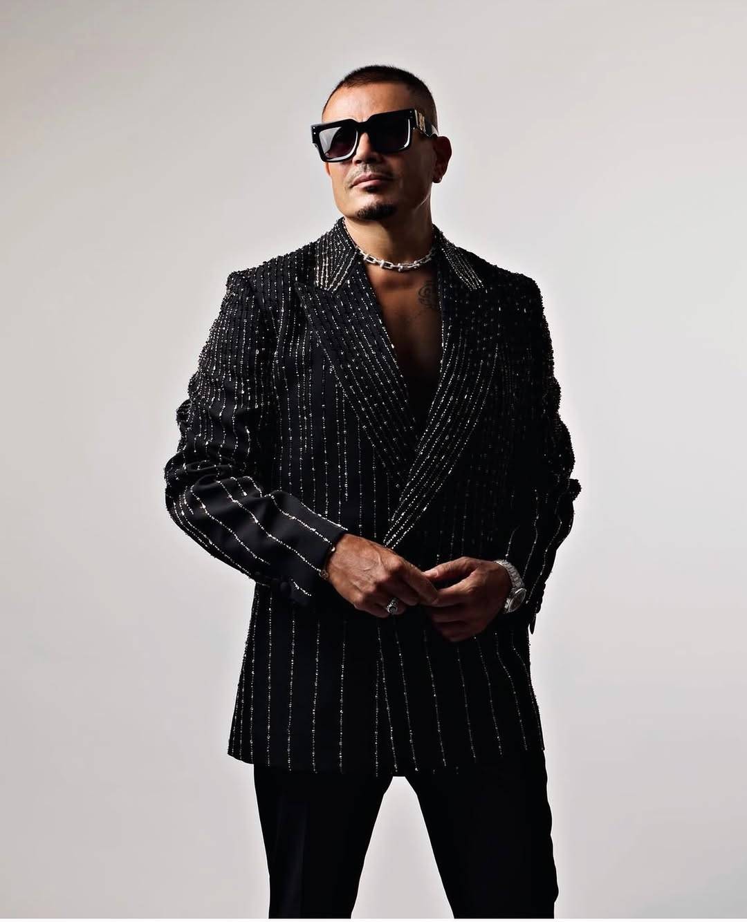 عمرو دياب يتصدر الترند بإطلالتين مميزتين بسعر خيالي