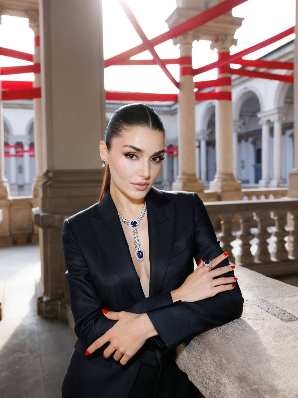 هاندا أرتشيل تستمتع بوقتها مع حبيبها على البحر وتغيّر لون شعرها