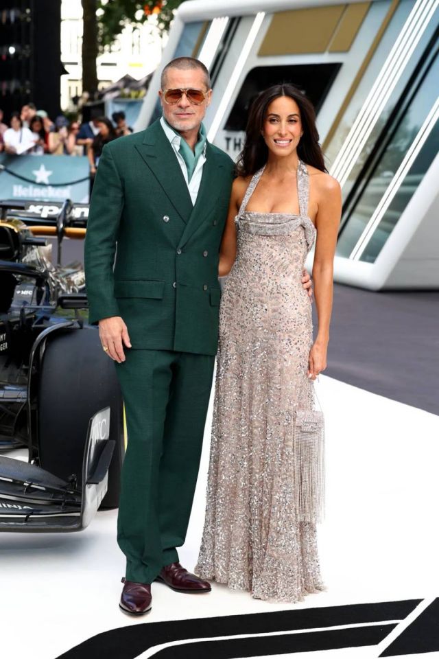 براد بيت وإناس دي رامون: ثنائي أناقة عصري