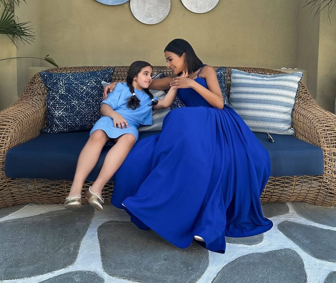 الجمهور يتفاعل مع حوار عفوي بين مهيرة عبد العزيز وابنتها (فيديو)