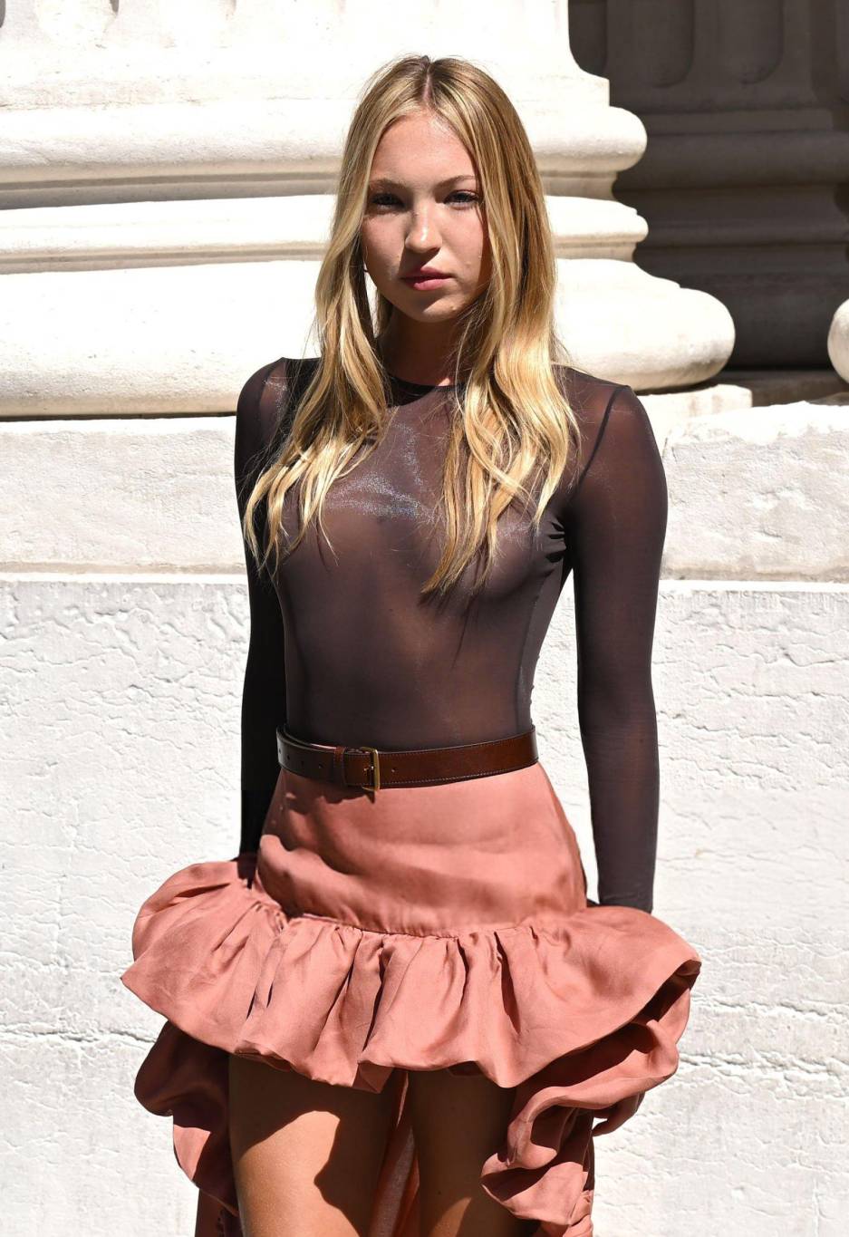 ليلا ابنة كيت موس تتخطّى جرأة والدتها وزوي سالدانا بتصميم Saint Laurent