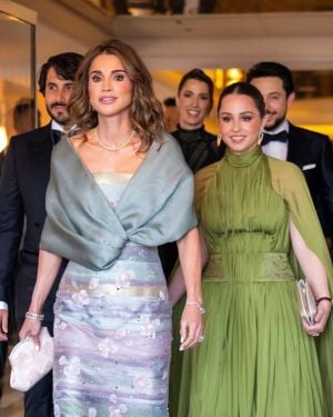 الأميرة رجوة بالأسود الهندسي والأميرة إيمان بالأخضر الساحر في زفاف جيف بيزوس