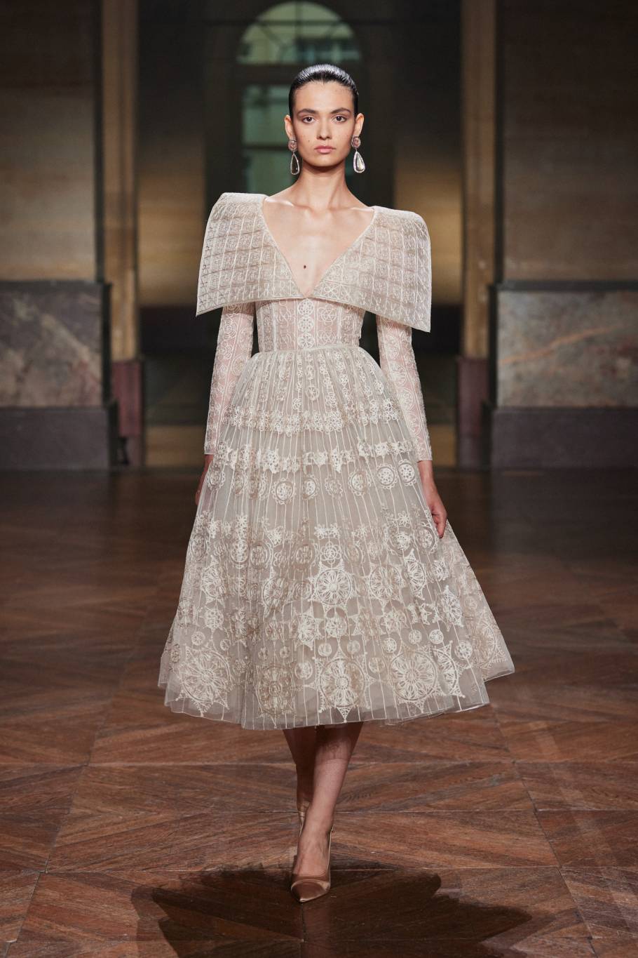 جورج حبيقة يقدّم مجموعة مبهرة من الأزياء الراقية لخريف 2025