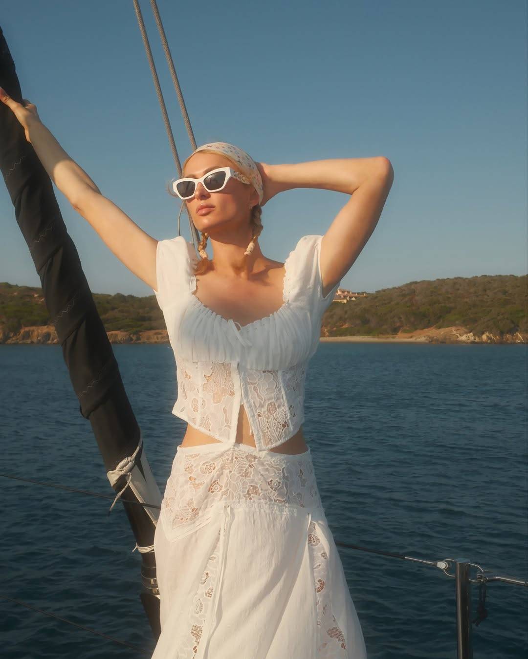 باريس هيلتون: ترف الدانتيل بأسلوب عصري