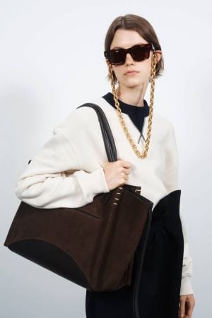 علامة JW Anderson العالمية... لكل قطعة قصّة