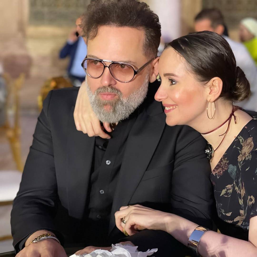 محمد عبد العزيز يتفاعل مع حمل زوجته بفيديو عفوي من داخل منزلهما الفخم