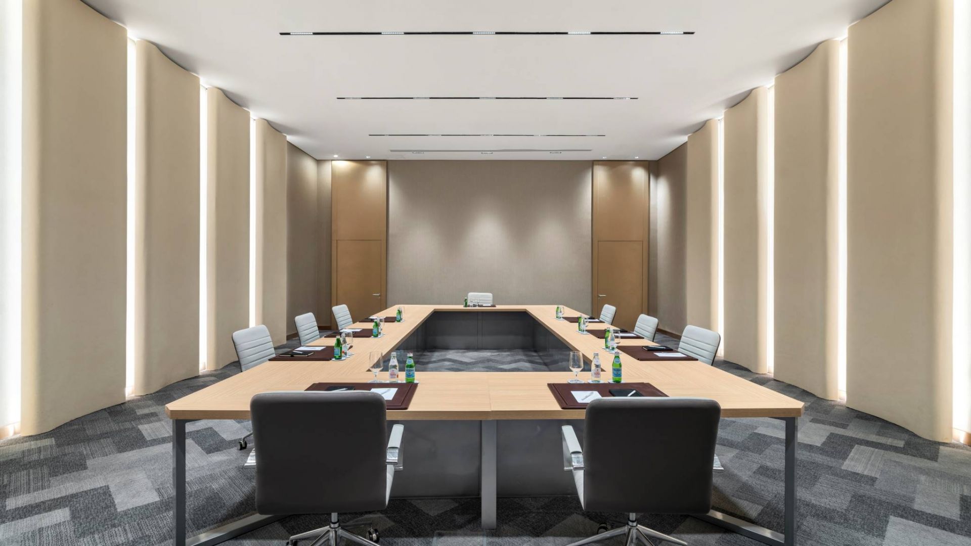 MEETING ROOMS 
